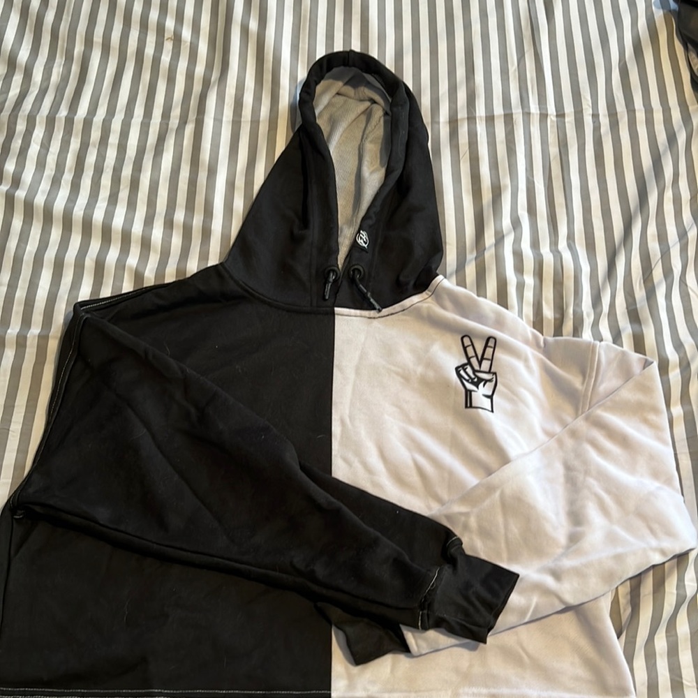 NWOT FRESH HOOPS cropped hoodie size medium